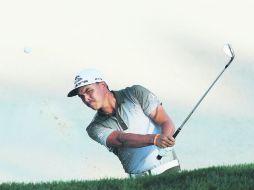 Rickie Fowler. El jugador estadounidense sale de un bunker en el hoyo 17 de la tercera ronda del The Barclays. AFP /