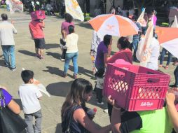 Incentivos. A través de redes sociales se difundió que se repartieron alimentos entre los asistentes. ESPECIAL /