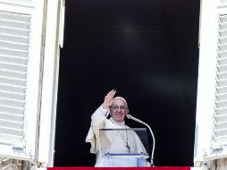 Francisco bendice a los asistentes al rezo del Ángelus que se realiza cada domingo. EFE / A. Carconi