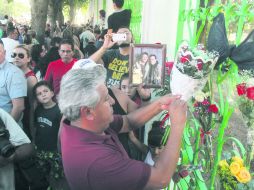 Lo recuerdan. Cientos de personas colocaron ofrendas de flores afuera de la casa de Juan Gabriel, ubicada en Ciudad Juárez. AP /