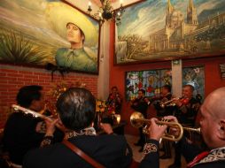 El Tenampa lució repleto de mariachis, quienes tocaron, una tras otra, las canciones de Juan Gabriel. EFE / M. Guzmán