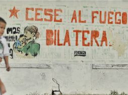 En el primer minuto de hoy, los mensajes relativos al inicio del alto el fuego inundaron las redes sociales y las calles. AFP / L. Robayo