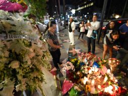 Seguidores de Juan Gabriel rinden homenaje al cantante en el Paseo de la Fama de Hollywood. AFP / R. Beck