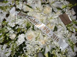 Veladoras y varios arreglos florales son colocados en la casa donde Juan Gabriel nació en Parácuaro, Michoacán. AFP / R. Beck