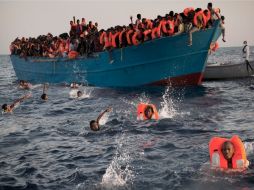 Las salidas de migrantes desde Libia se producen por olas. AP / E. Morenatti