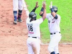 Agustín Murillo (derecha) llega a “home” después de conectar jonrón en la sexta entrada. EL INFORMADOR /