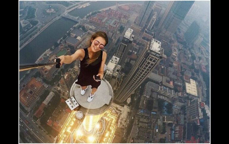 Angela Nikolau es adicta al 'roofing', un deporte extremo que consiste en pasear por los techos de edificios. INSTAGRAM / angela_nikolau