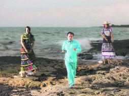 Juan Gabriel. El arte del disco 'Los Dúo' mostraba al intérprete en una actitud jovial. ESPECIAL /