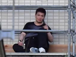 Medios nipones divulgaron imágenes de Mizobata vestido de negro, con un arma en cada mano y visiblemente cansado. AP / Kyodo News