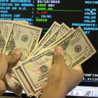 Dólar cierra en 19.15 pesos a la venta