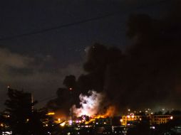 En la noche, un grupo de manifestantes incendió el Parlamento de Gabón y saqueó numerosos comercios. AFP / M. Longari