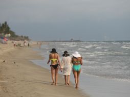 Uno de los grandes beneficios que aporta caminar descalza es una buena postura. EL INFORMADOR / ARCHIVO