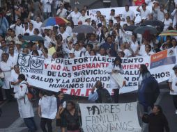 Los simpatizantes de la CNTE se han estacionado afuera de Palacio de Gobierno. SUN / ARCHIVO