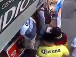 Las personas portan distintas playeras de las Águilas. YOUTUBE / WorldStarMex