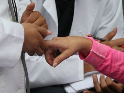 Es indispensable acudir con el especialista ante cualquier dolor articular o rigidez que se presenten. NTX / ARCHIVO