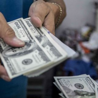 Dólar cede terreno al peso, cierra en 18.89 pesos