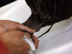 Aguanta el shampoo por 48 a 75 horas para que las cutículas del cabello se cierren y conserven el pigmento. EL INFORMADOR / ARCHIVO