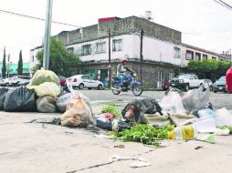 Mexicaltzingo y Venezuela. Los vecinos dejan las bolsas con basura y los pepenadores las rompen para buscar algo de valor. EL INFORMADOR / A. Camacho