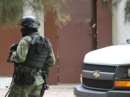 Los elementos de la Sedena logró asegurar una camioneta cerrada blanca, varias armas largas, cargadores y cartuchos útiles. EL INFORMADOR / ARCHIVO