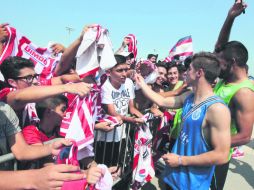 El 'Conejito' Brizuela, quien retomó la senda goleadora, dio autógrafos y se tomó fotos con los seguidores en Houston. ESPECIAL / CHIVAS FC