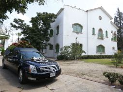 La carroza que trasladará la urna con las cenizas de Juan Gabriel se encuentra en espera de que indiquen su salida. NTX / E. Jaramillo