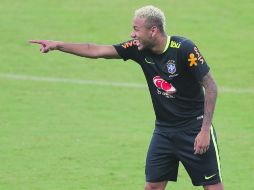 Neymar. El delantero brasileño bromea con un compañero durante el entrenamiento de ayer en el Estadio Arena Amazonía. AP /