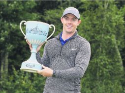 Rory McIlroy. El norirlandés posa con su trofeo de campeón tras imponerse ayer en el Deutsche Bank Championship. AP / M. Dwyer