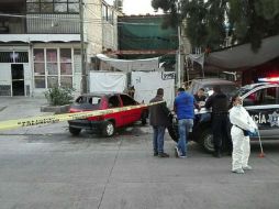 Cuando llegaron al lugar, vecinos ya habían sofocado el fuego. Al revisar el Chevy descubrieron los cuerpos en la parte trasera. ESPECIAL /
