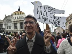 Aunque no hay cifras exactas del número de mexicanos que despiden a Juan Gabriel, se estima que es uno cada tres segundos. AFP / Y. Cortez