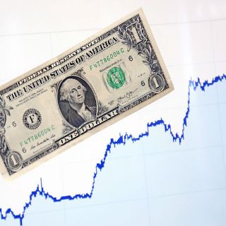 Dólar cierra hasta en 18.60 a la venta