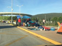 Los fanáticos pacientemente esperan hasta al jueves, pese a las inclemencias del tiempo. TWITTER / @EduardoMDI