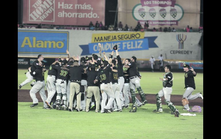 Jugadores de los Pericos de Puebla celebran el título de la Zona Sur y el boleto a la Serie Final. NTX /