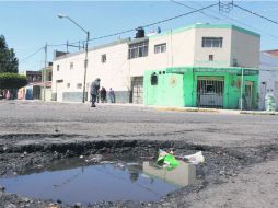 En la calle Francisco González Bocanegra los vehíchulos ni siquiera pueden transitar en línea recta. EL INFORMADOR / A. Camacho