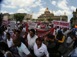 Esta mañana, choferes de algunas rutas del transporte público se manifestaron a las afueras del Palacio de Gobierno. EL INFORMADOR / R. Tamayo