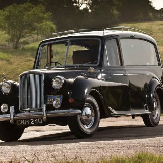 Venden por 180 mil dólares el coche que Lennon usó en 'Imagine'