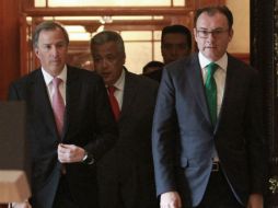 Meade (Izq.) será el encargado de entregar la propuesta.  Recorte al gasto y esfuerzos para estabilizar la deuda complican la economía. NTX / C. Pereda