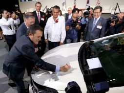 Ildefonso Guajardo, secretario de Economía, firma un auto en la ceremonia de apertura de la planta. NTX /
