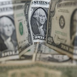 Dólar repunta, cierra en 18.93 en bancos