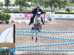 El jinete Nicolás Pizarro, a lomos de 'Sincanta', realiza su recorrido en la cancha Derby. EL INFORMADOR / M. Vargas