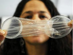 No usen condones femeninos y preservativos masculinos juntos porque se pueden pegar uno al otro y causar rasgaduras. EFE / ARCHIVO