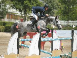 Pablo Vizcaíno, del Guadalajara Country Club, a lomos de 'Cathleen 35' en la prueba estelar que se realizó en la cancha Derby. EL INFORMADOR / F. Atilano