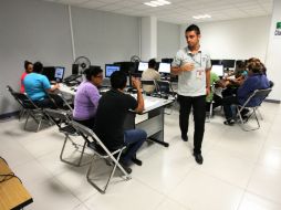 Personal del Servicio de Administración Tributaria en Jalisco asesora a contribuyentes en el llenado de sus formatos. EL INFORMADOR / ARCHIVO