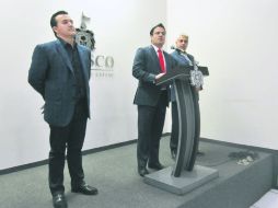 Netzahualcóyotl Ornelas,  Aristóteles Sandoval, y Roberto Dávalos López, durante el anuncio de la salida de este último. ESPECIAL /