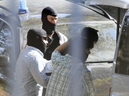 Uno de los tres sospechosos llega al Tribunal Supremo para comparecer ante el juez en Karlsruhe este martes. EFE / U. Deck