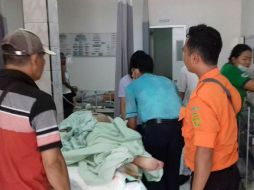 Un equipo médico asiste a las personas heridas en la explosión de un barco turístico en el puerto de Padang Bai. EFE /