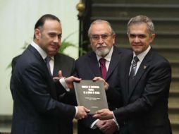 Durante la primera sesión de la Asamblea Constituyente, los integrantes de la Junta Instaladora rindieron protesta. SUN / L. Godínez