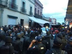 La gente huye del lugar ante los incidentes. TWITTER / @ZizumboTamarhu