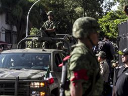 El desfile transcurrió en calma hasta el momento de la protesta; fue necesario dirigirlos hacia otra zona de la Avenida Costera. ESPECIAL /