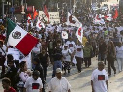 Familiares de las víctimas de la matanza desplegaron una pancarta de plástico, piden investigar la masacre cometida por ‘Los Zetas’. SUN / ARCHIVO