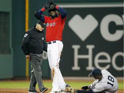 David Ortiz señala que le gustaría despedirse del Yankee Stadium con los aficionados rivales de pie. AP / M. Dwyer